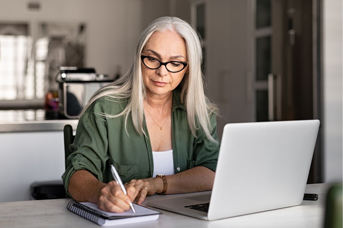 A foto de uma mulher escrevendo algo. 