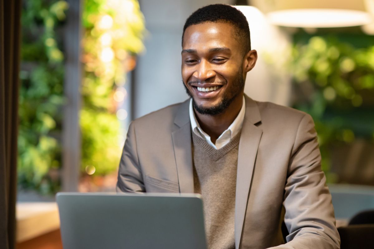 Uma foto de um homem sorridente. 