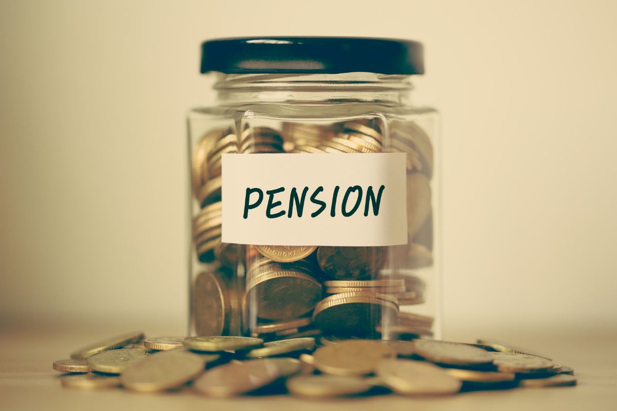 A picture of a pension jar.