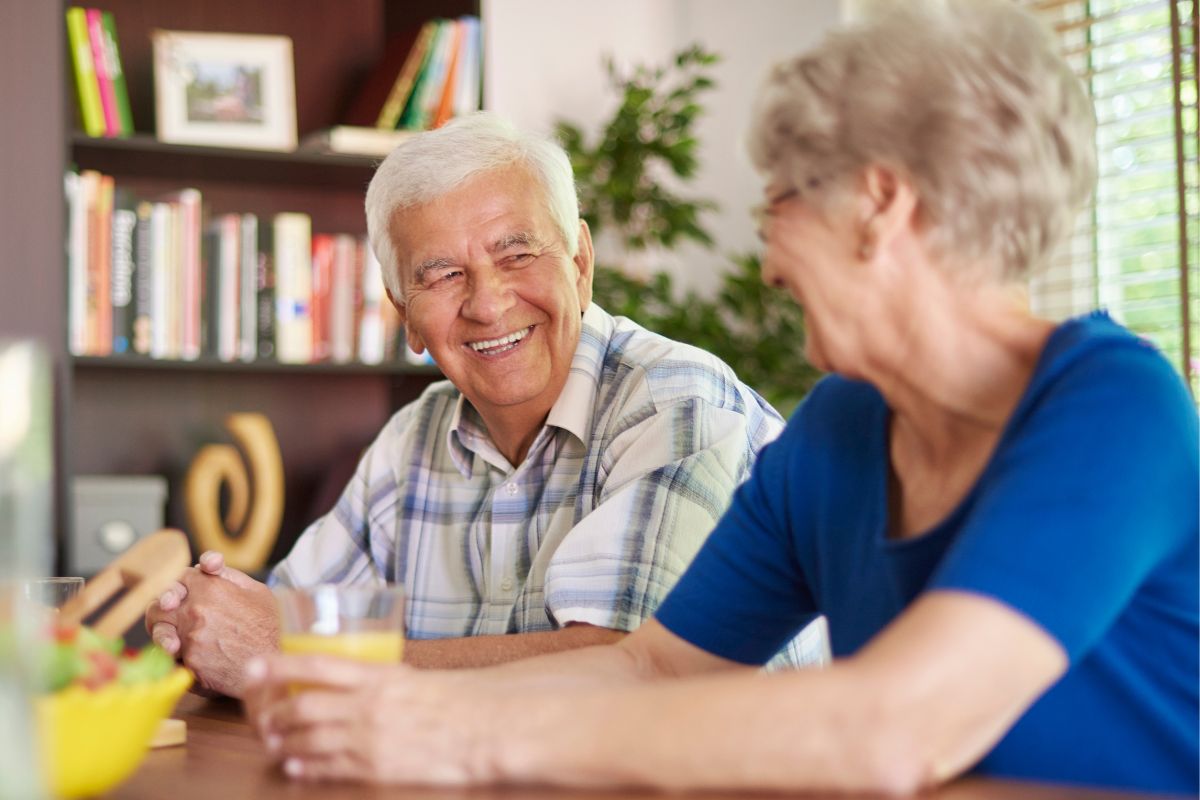 A picture of a happy elderly couple.