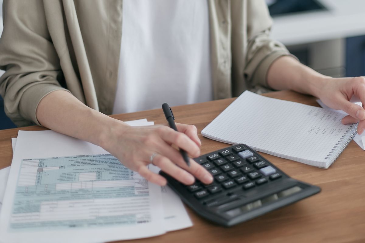 A picture of someone budgeting.