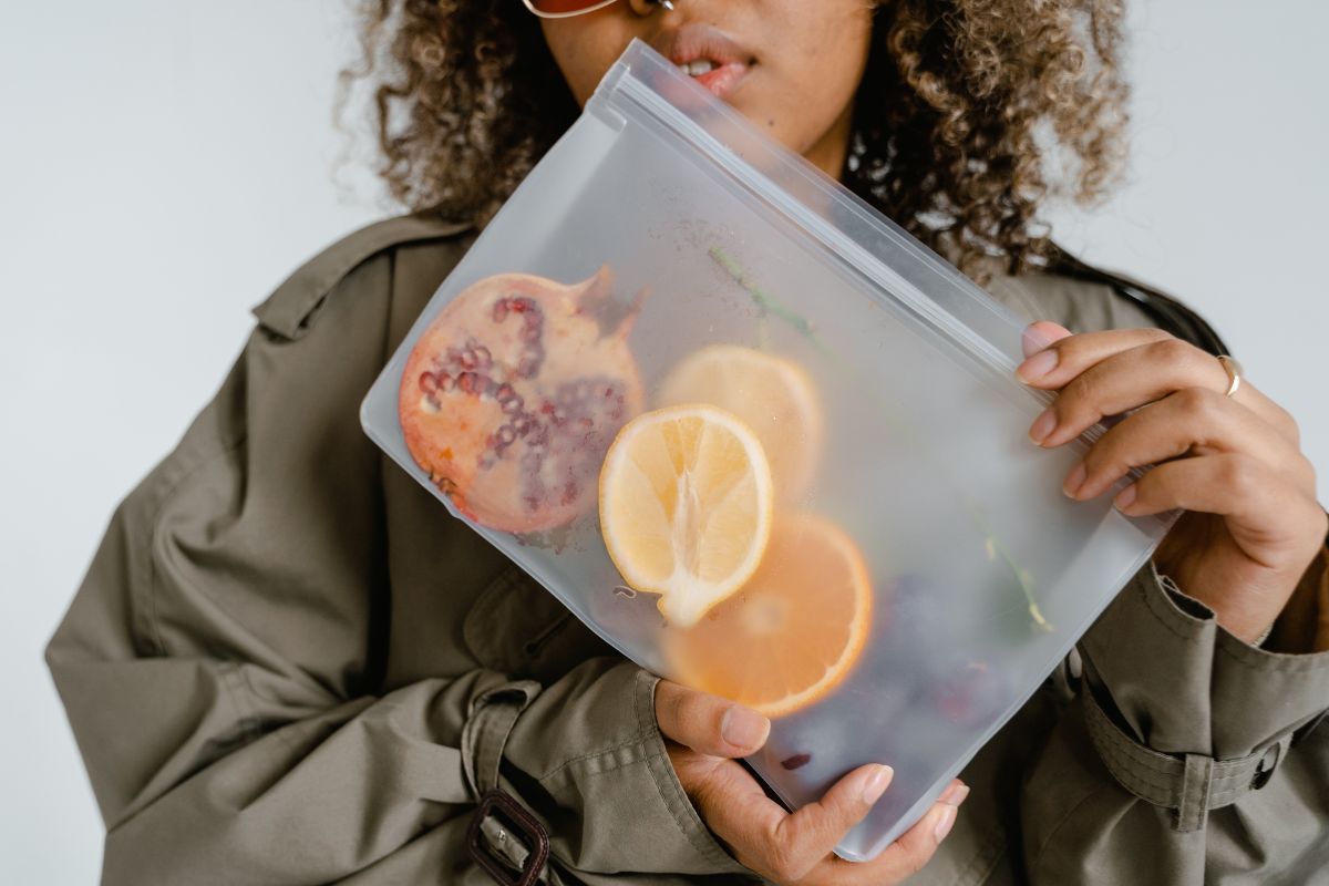 A picture of someone using ziplocs for fresh fruits.
