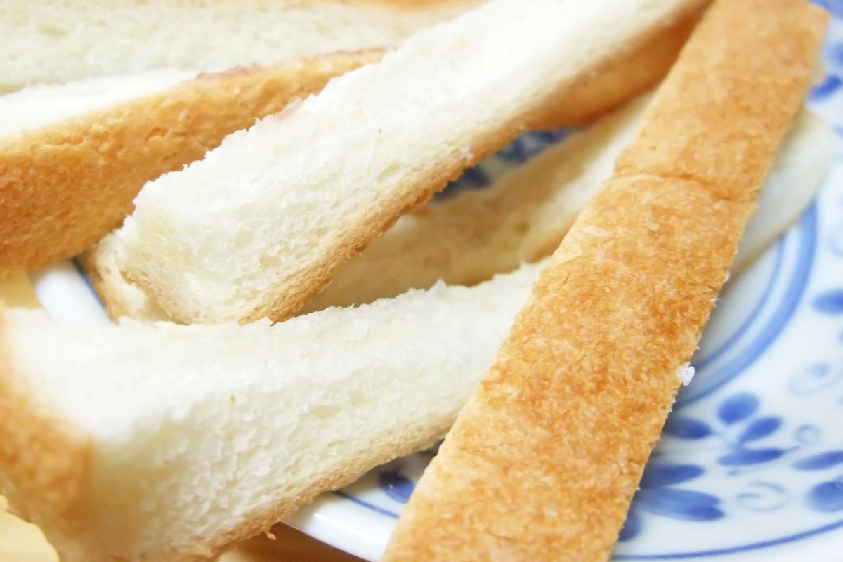 A picture of bread crusts.