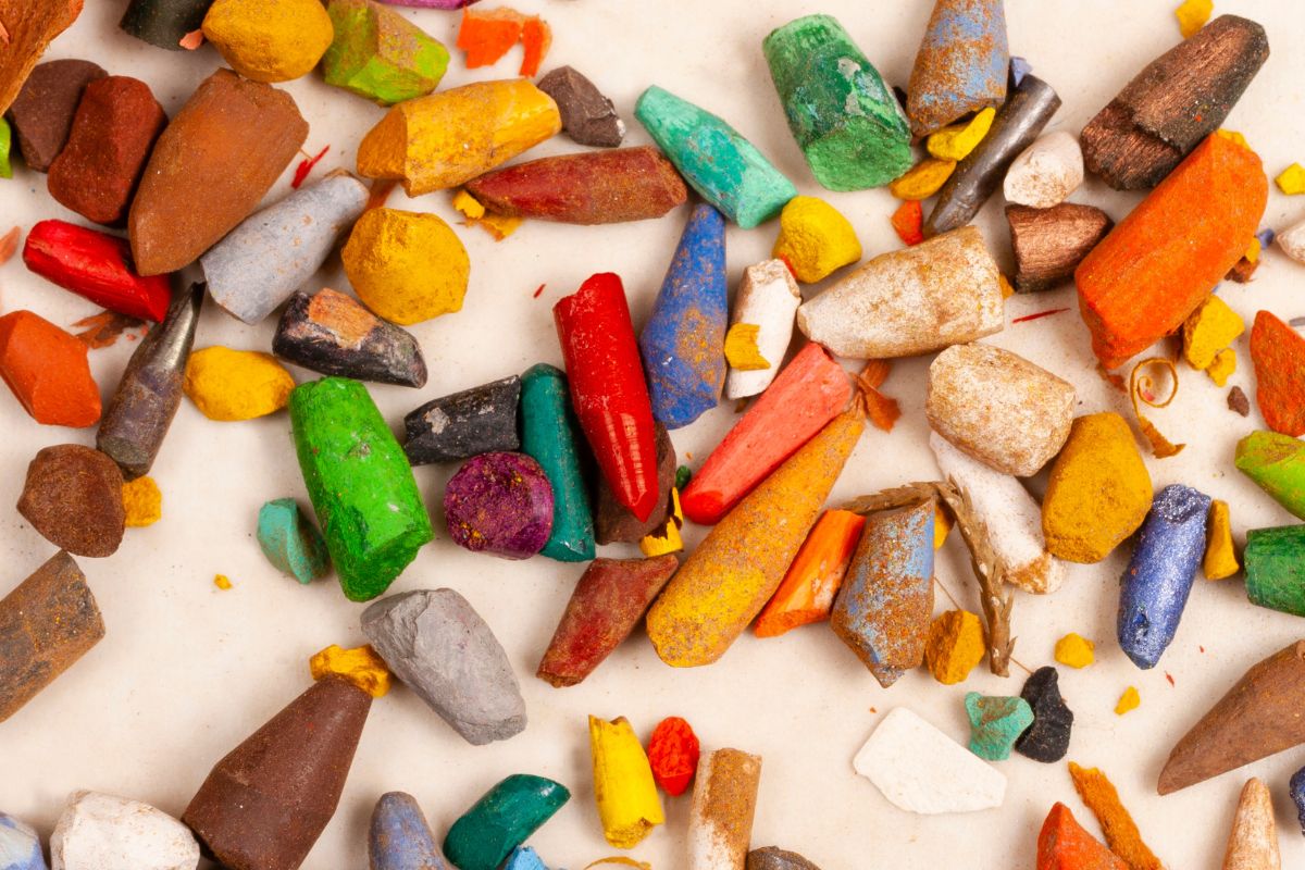 A picture of broken crayons.