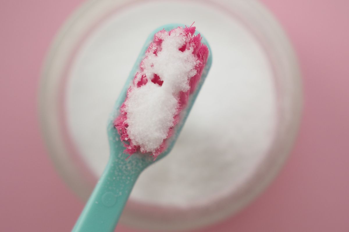 A picture of baking soda for cleaning tooth.