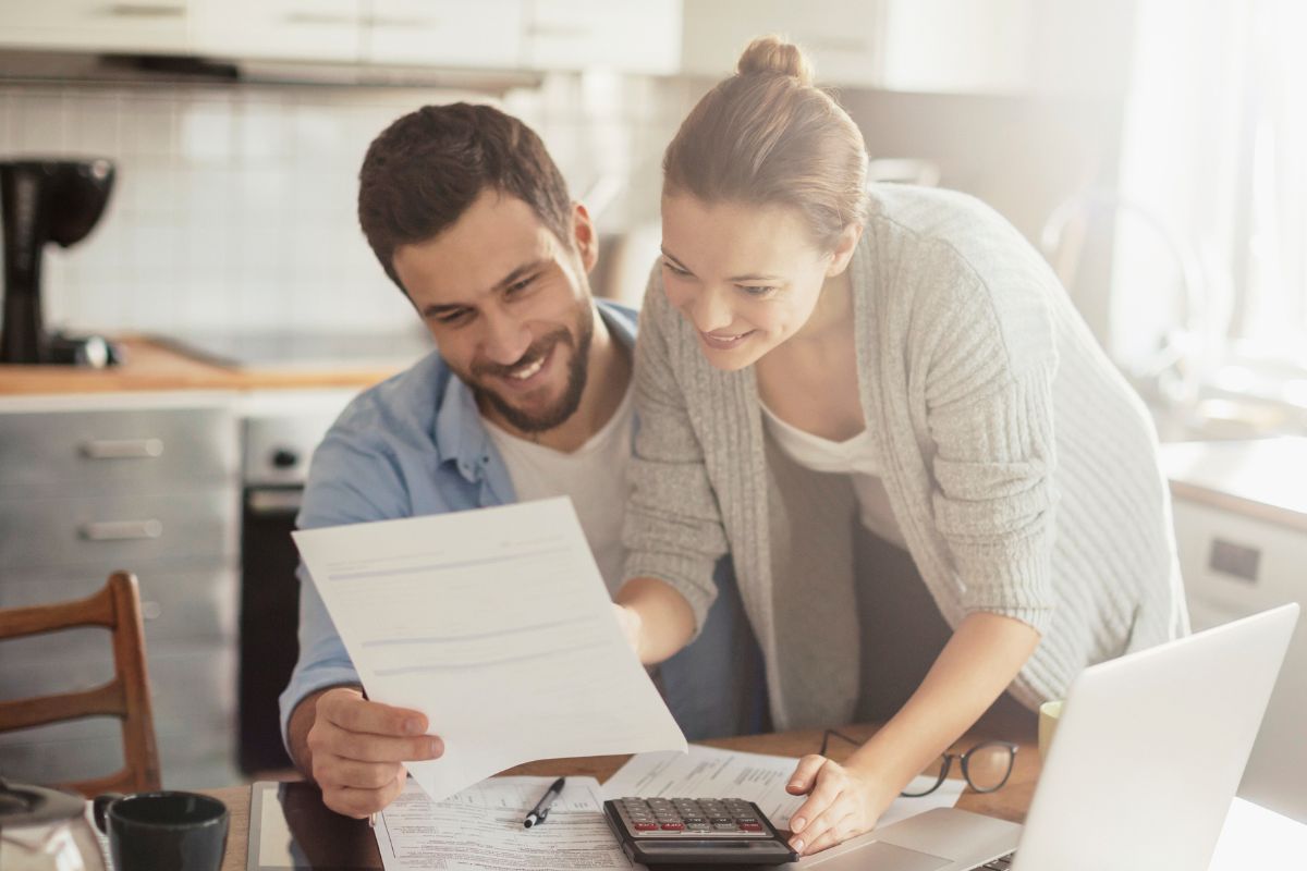 A picture of a couple budgeting together.