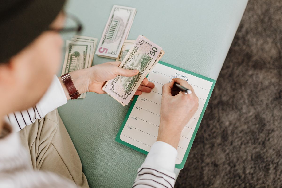 A picture of someone budgeting.