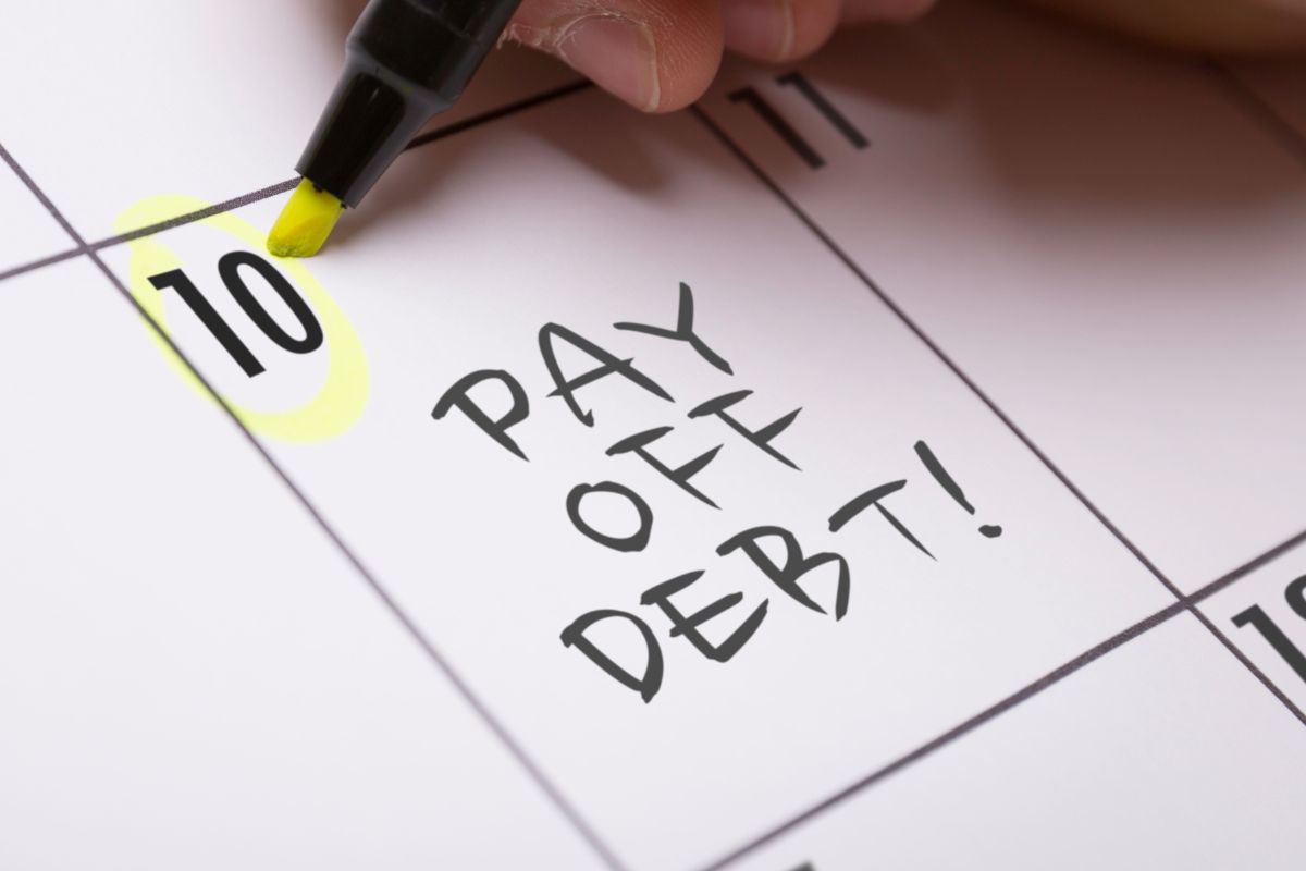 A picture of someone paying debt at the 10th of the month.