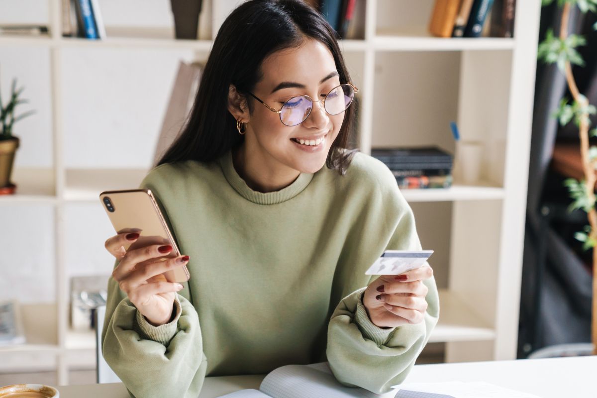 A picture of someone using their credit card.