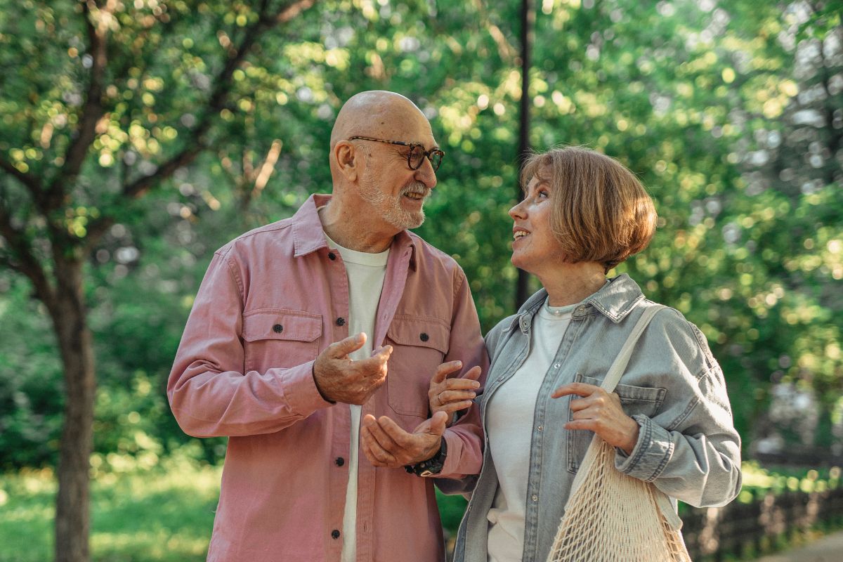 A picture of an elderly couple.