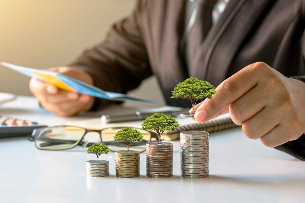 A picture of someone investing their money.