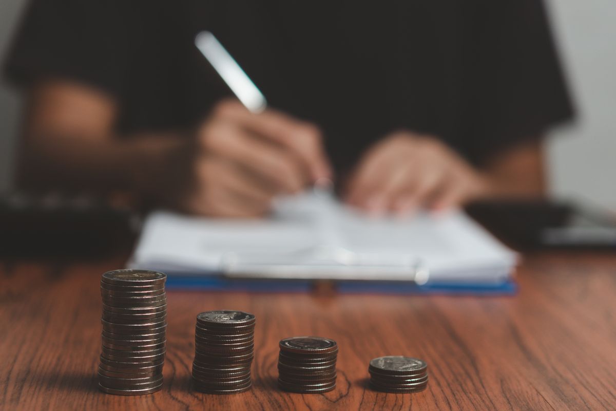 A picture of someone investing.