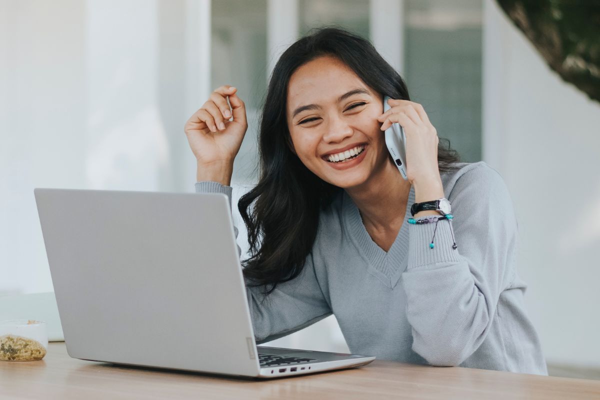 A picture of someone smiling while calling.