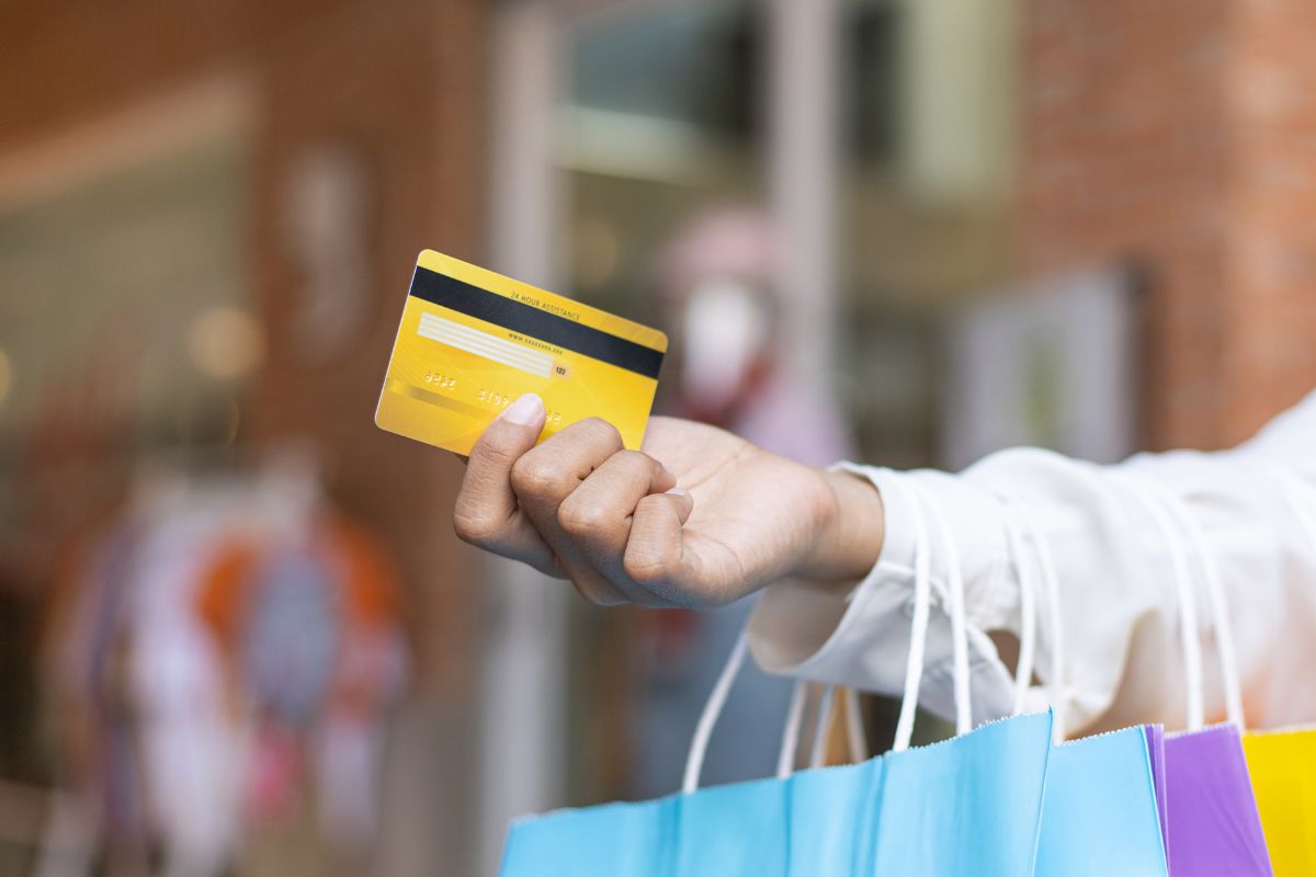 A picture of someone using their credit card.