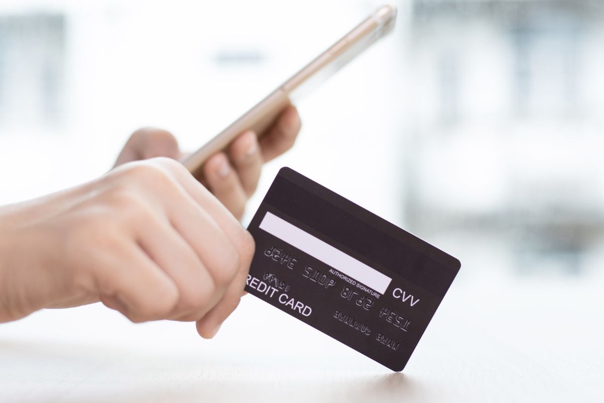 A picture of someone using their credit card to pay.