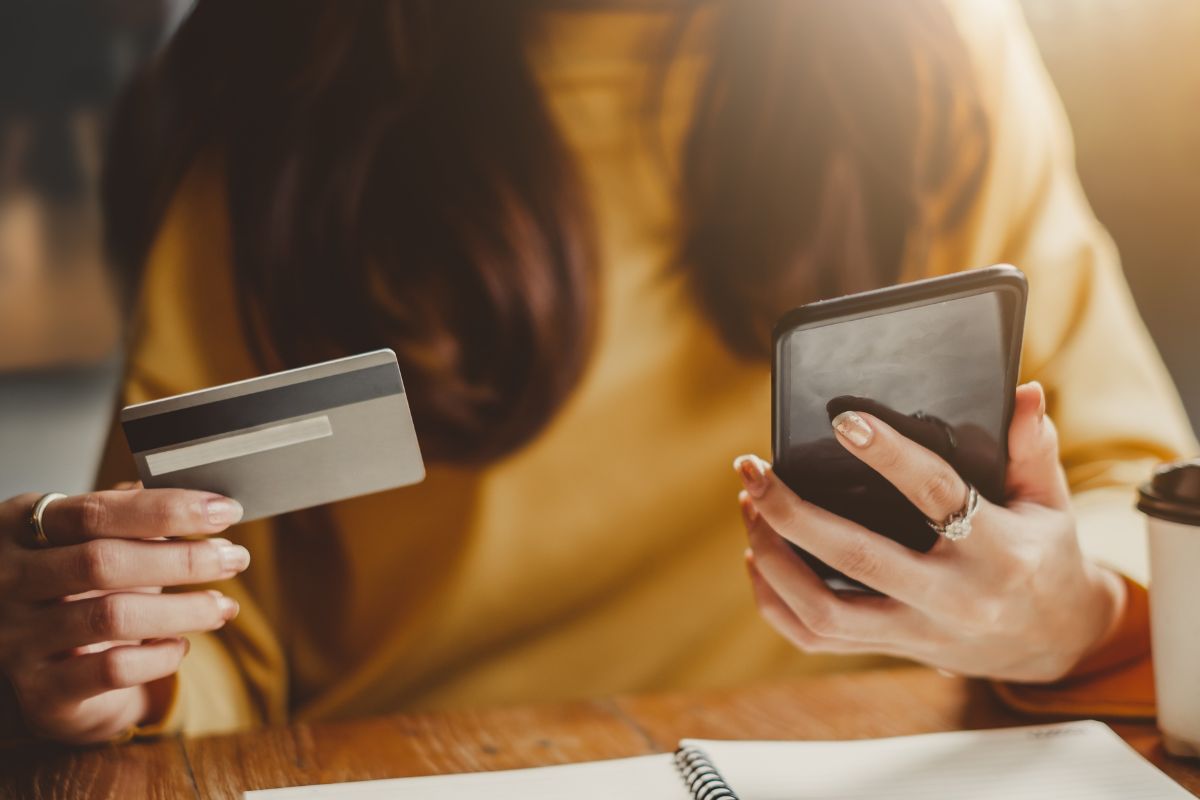 A picture of someone using their credit card to pay.