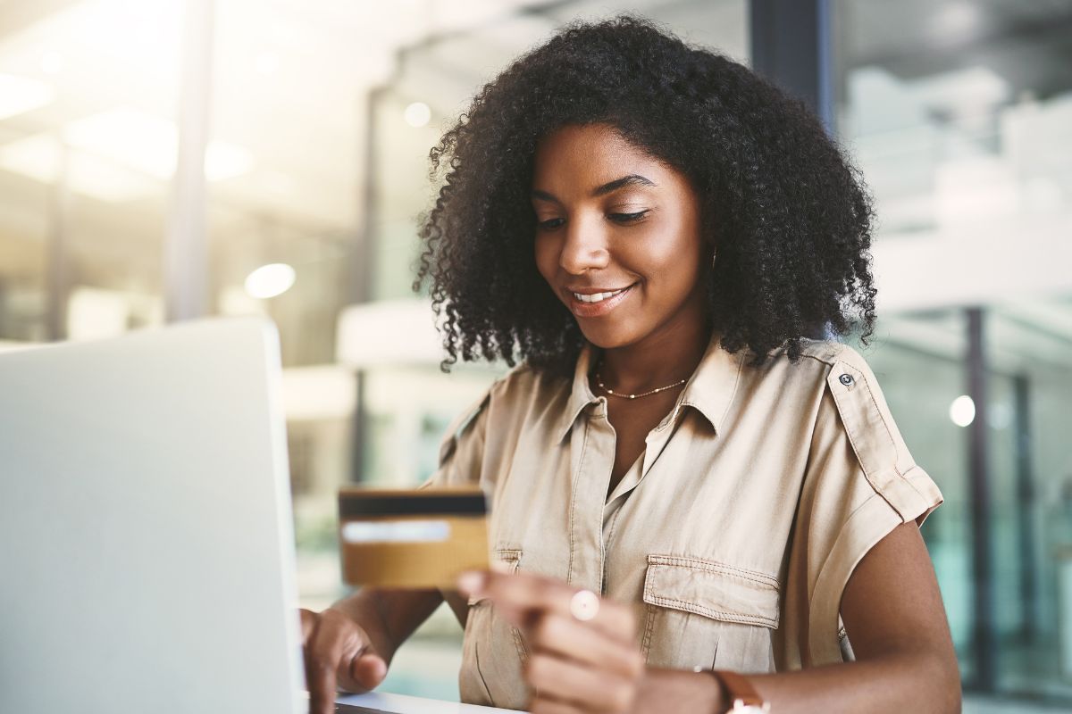 A picture of someone using their credit card to pay.