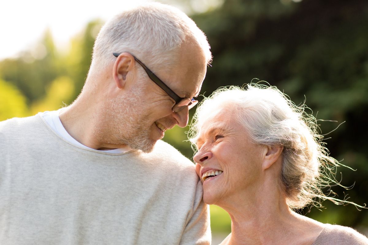Un couple âgé heureux.