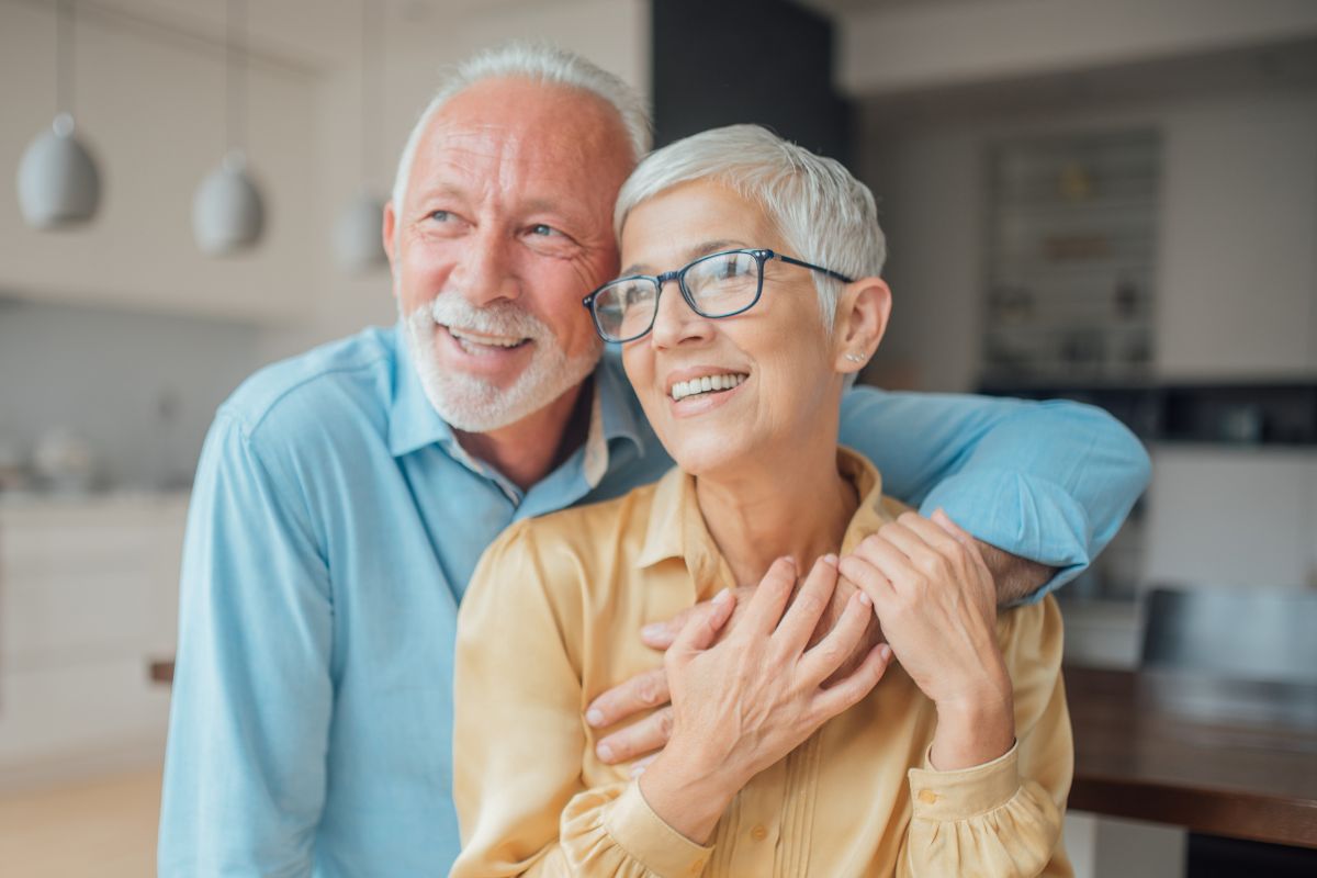 Un couple âgé regardant le ciel.