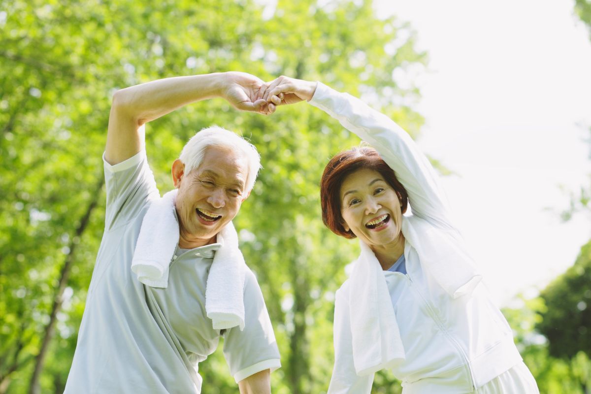 Un couple âgé en train de faire de l'exercice.