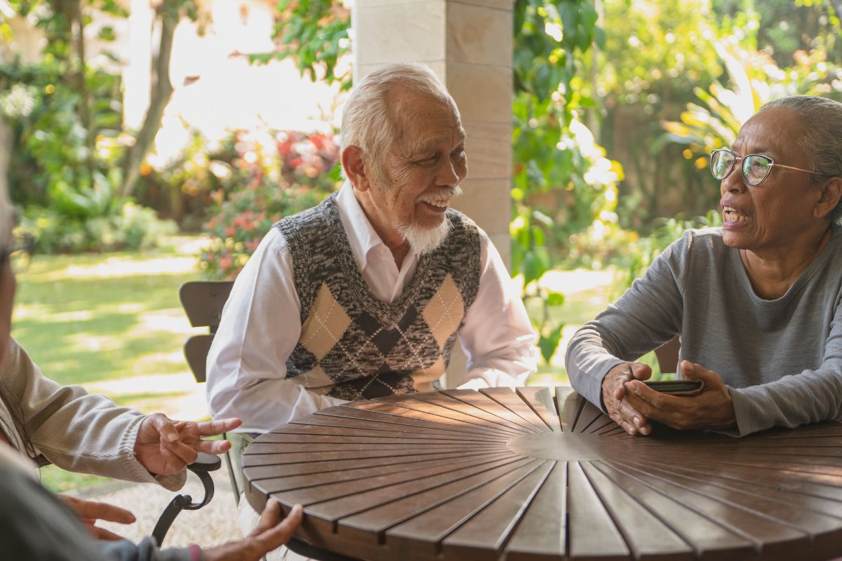 Un homme âgé discutant avec ses amis.