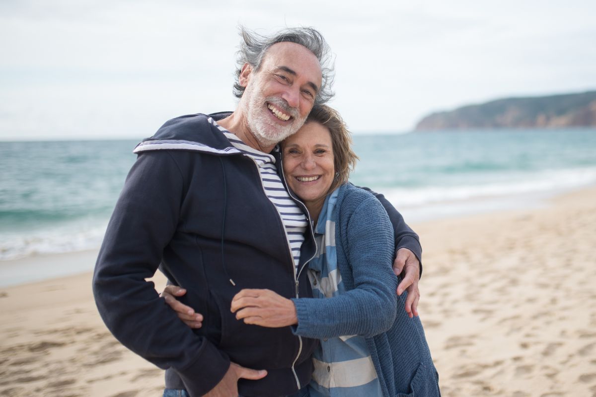 Un couple âgé à la plage.