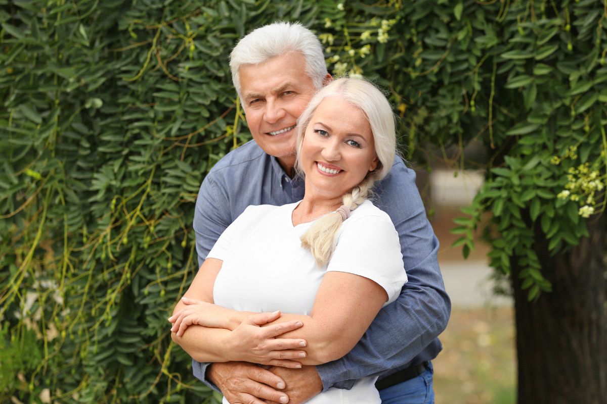 Un couple âgé aimant.