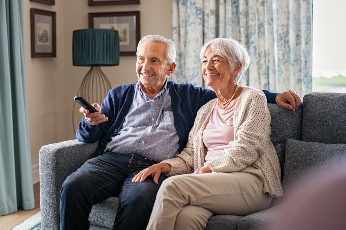 Un couple âgé regardant la télévision.