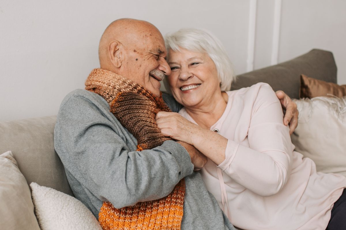 Un couple âgé riant.
