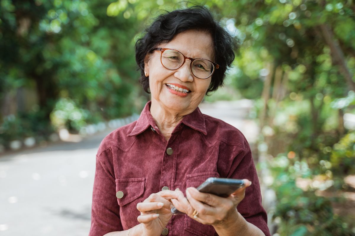 A picture of an elderly woman smiling.