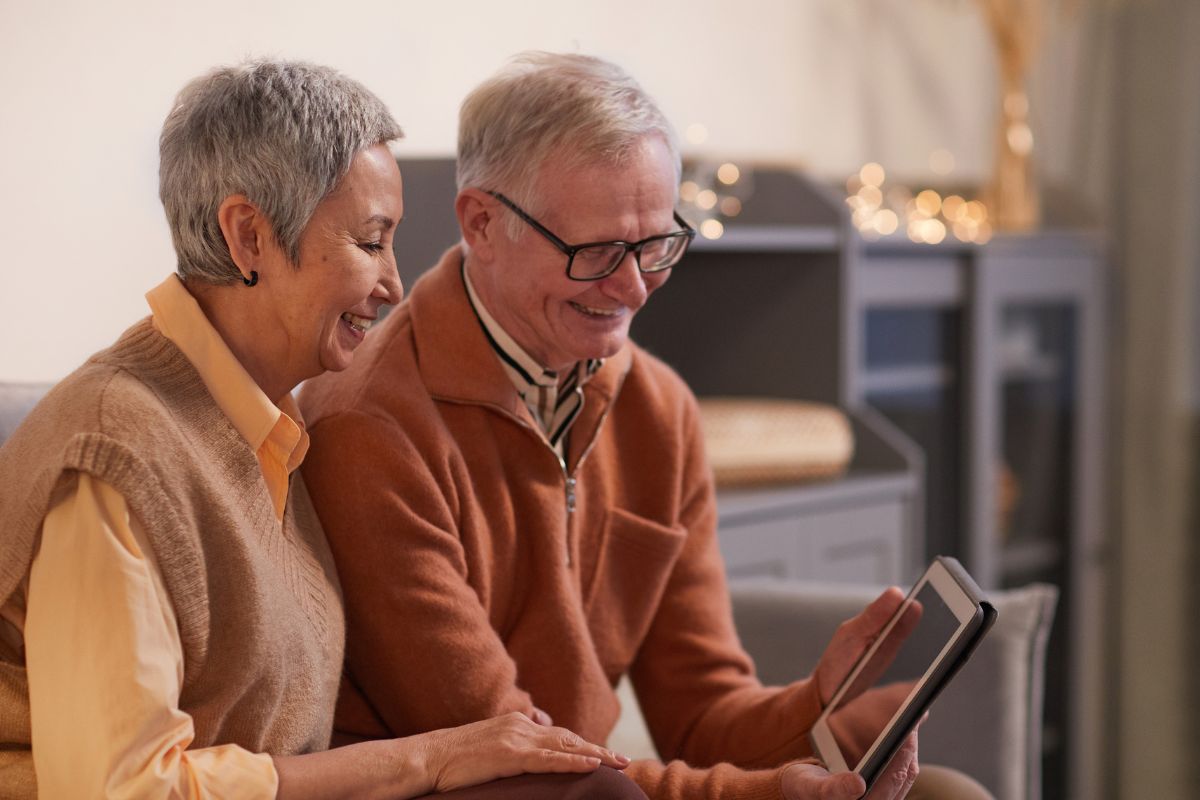 Un couple âgé utilisant une tablette.