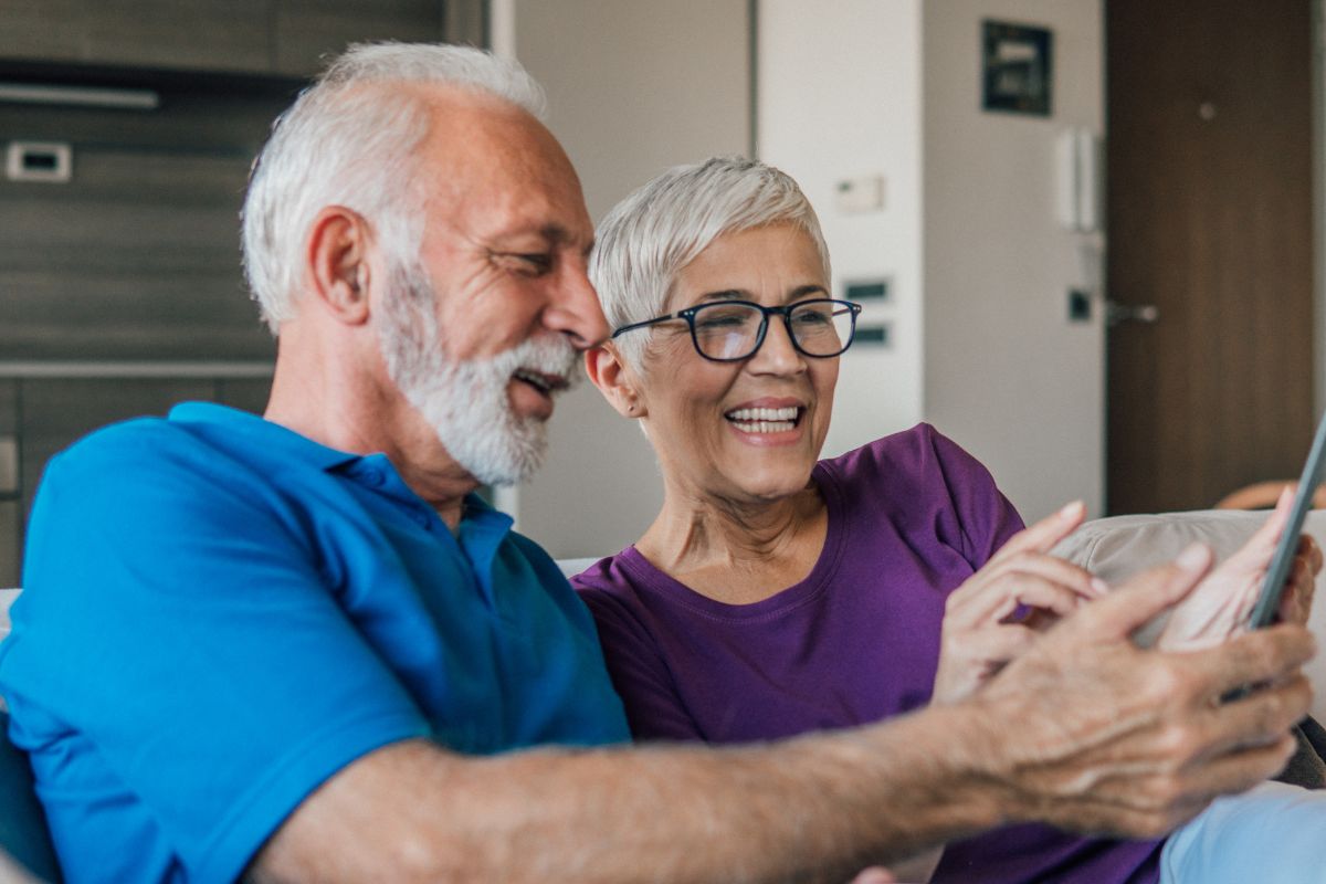 Un couple âgé revivant des souvenirs.