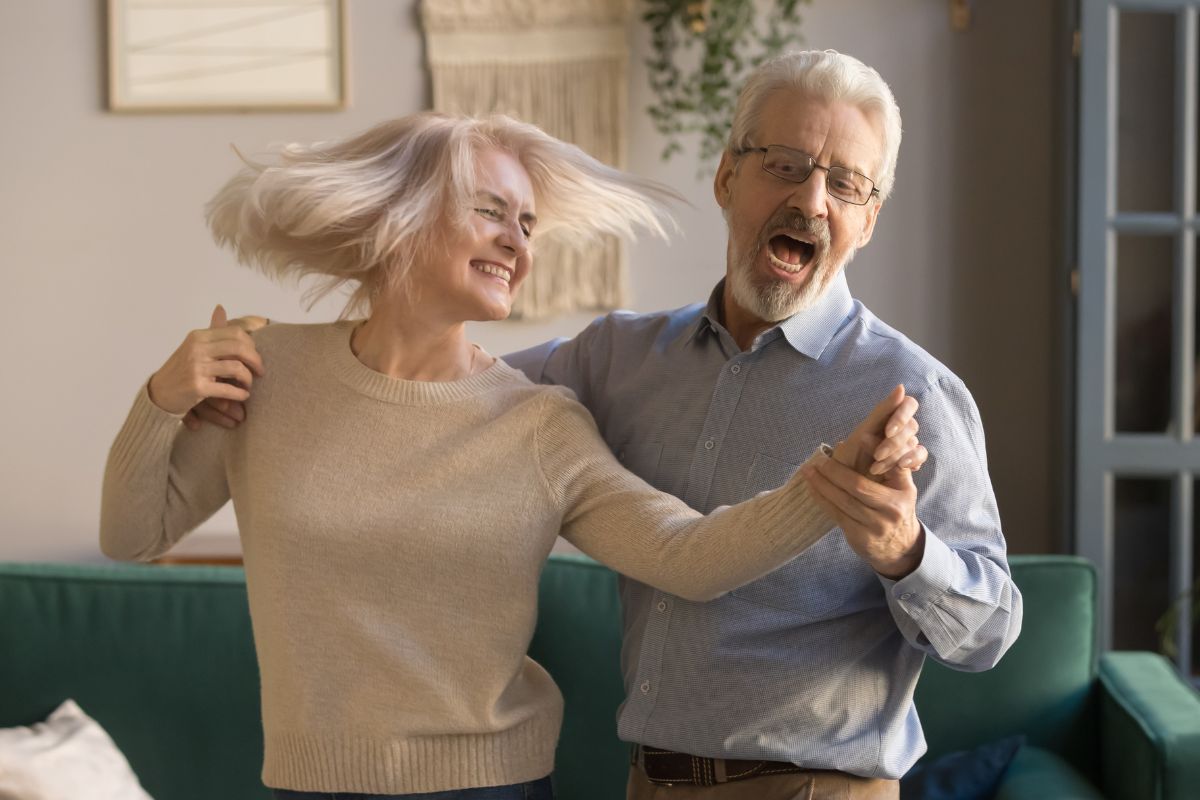 Un couple âgé dansant.