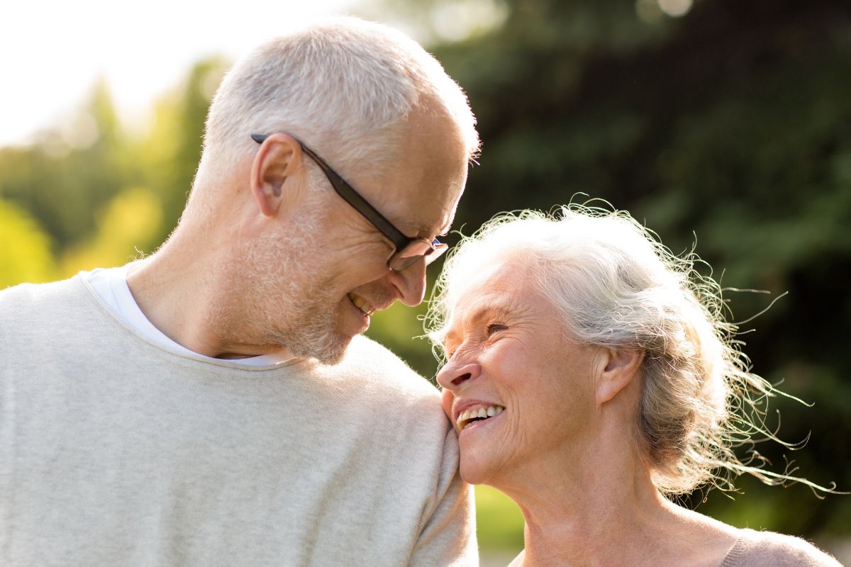 A picture of a happy elderly couple.