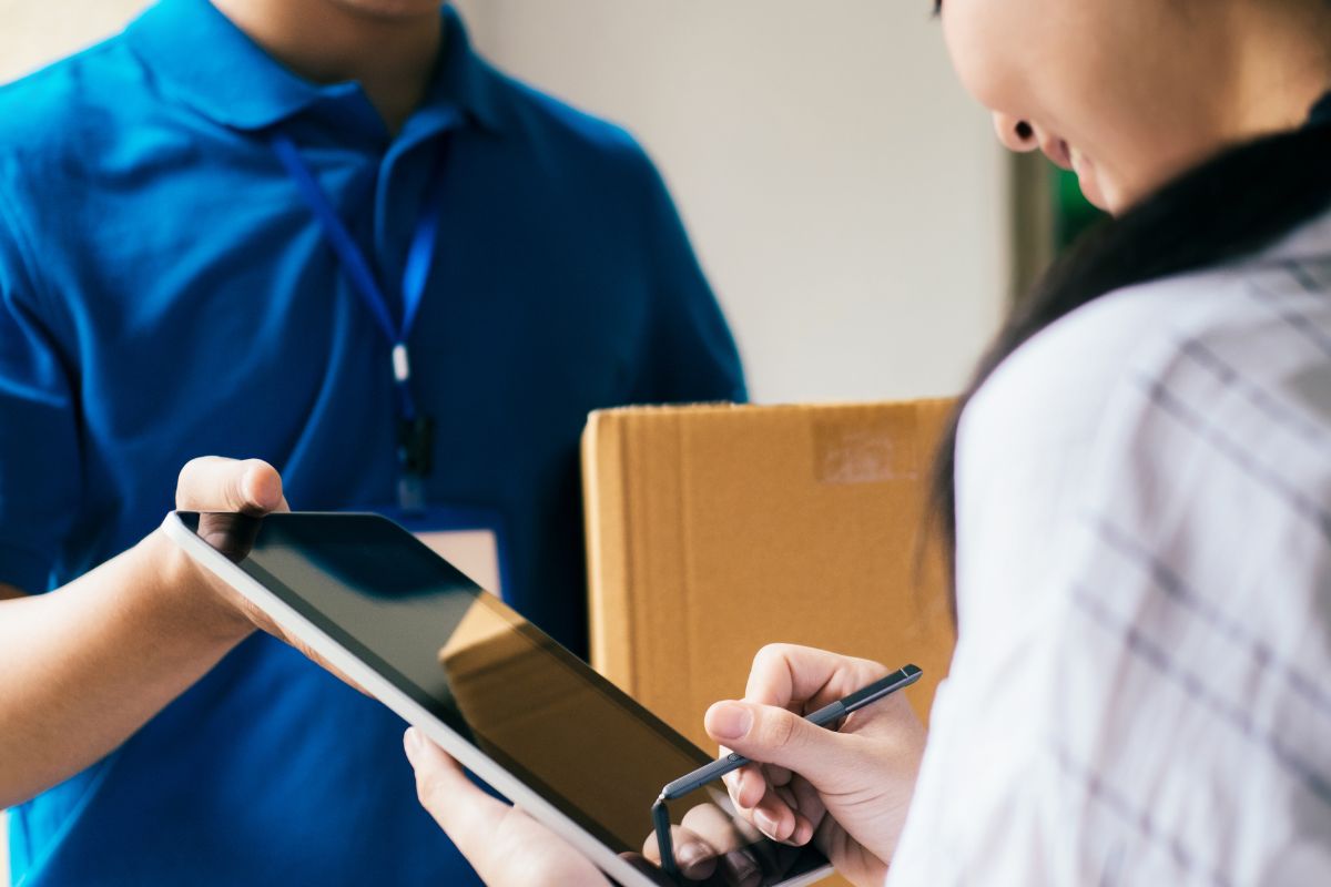 A picture of a deliveryman.