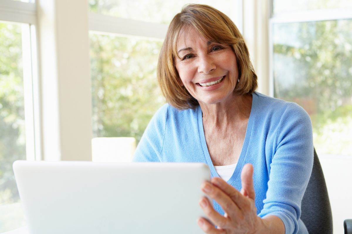 A picture of an elderly woman smiling.