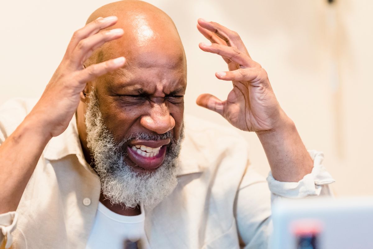 Un homme âgé en colère.