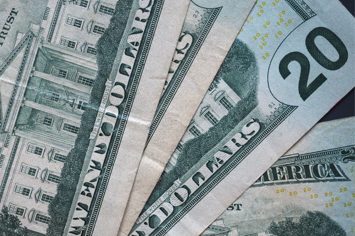 A picture of 20 dollars.