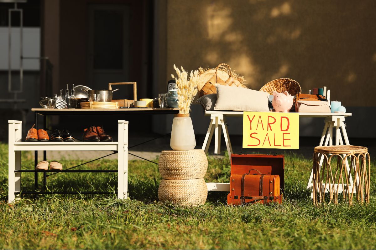 The picture of unused items at a yard sale.