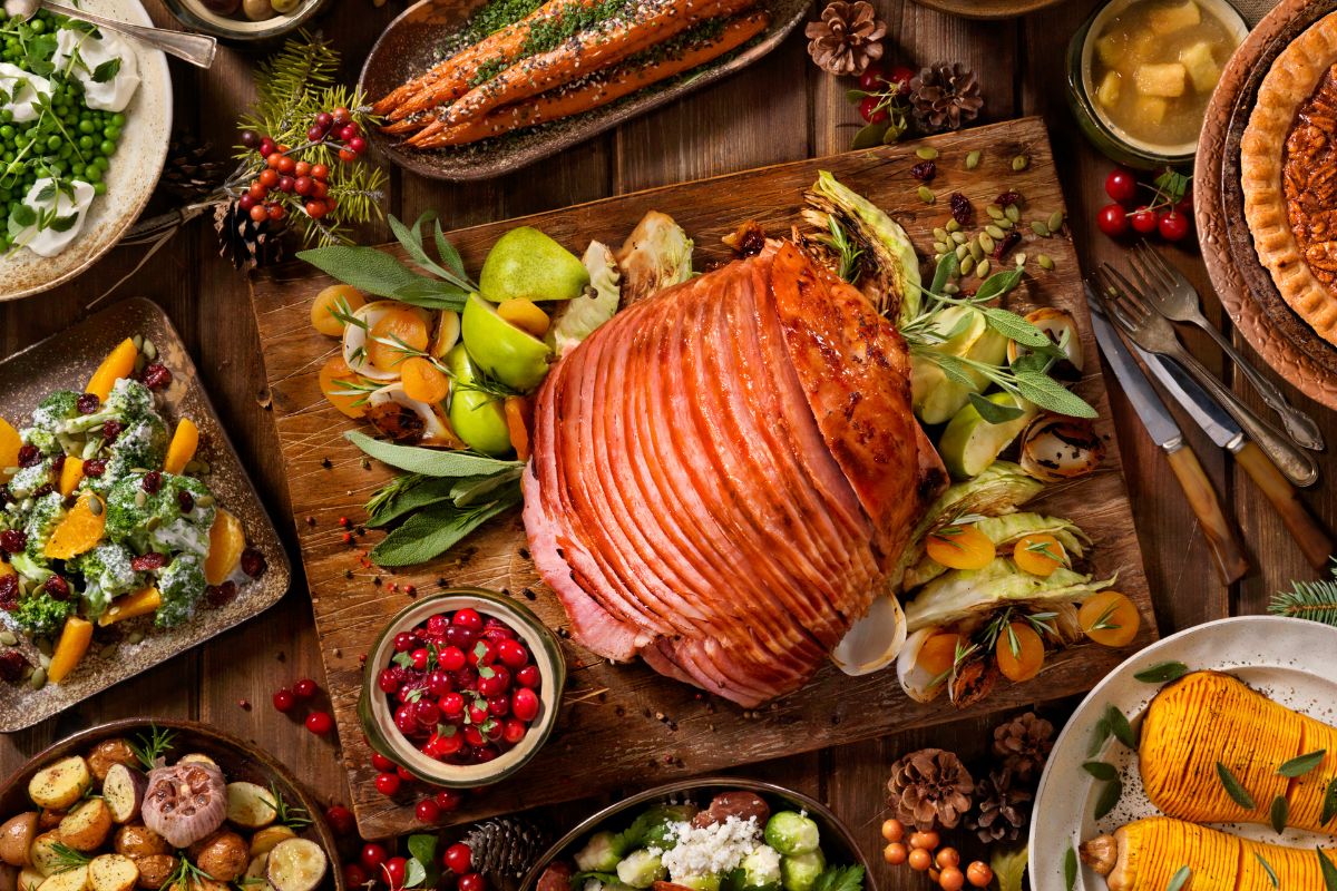 A picture of holiday meals on the table.