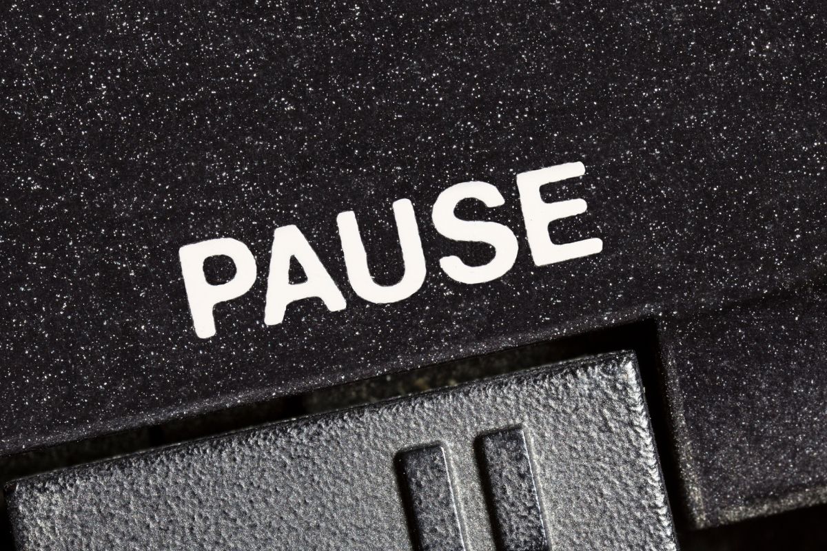A picture of a pause word on a metal.