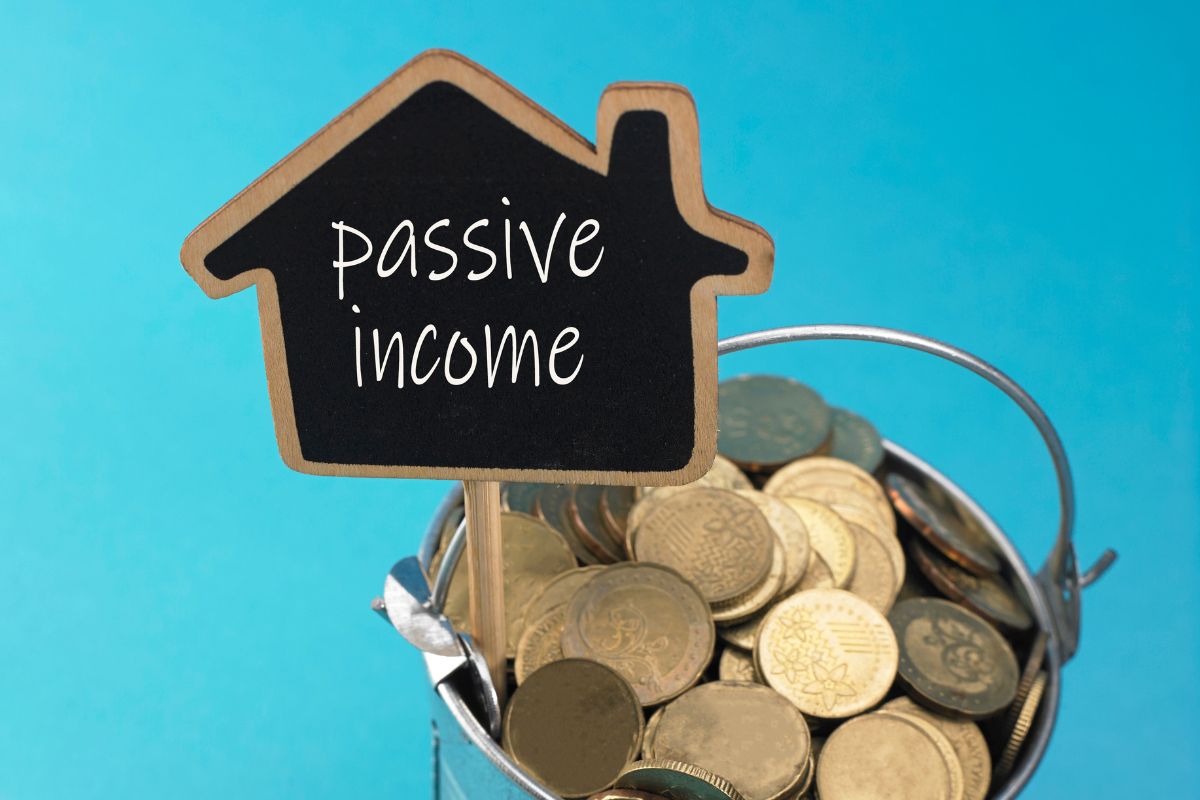 An image shows coins and passive income word.