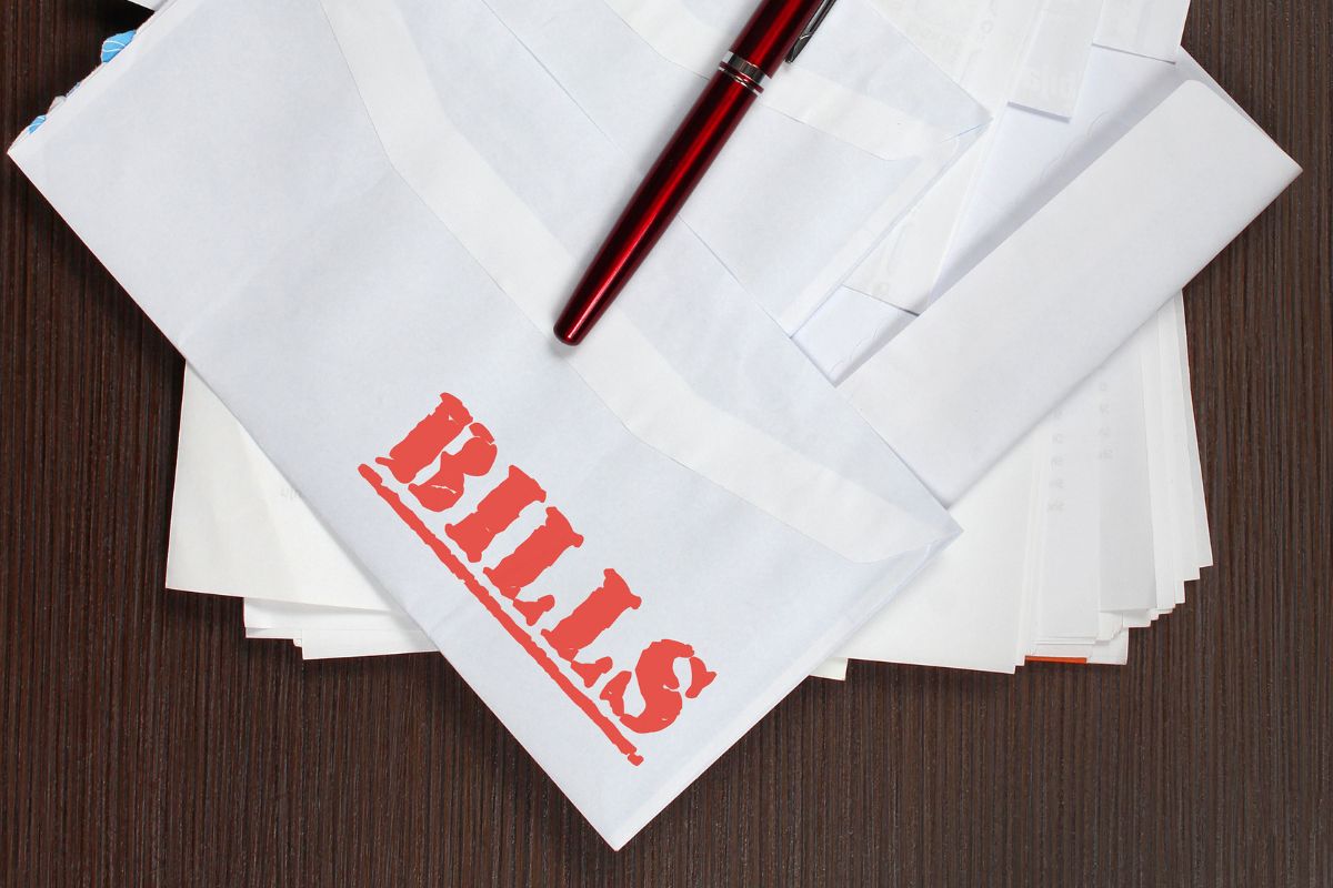 A picture of envelopes and the word bills.