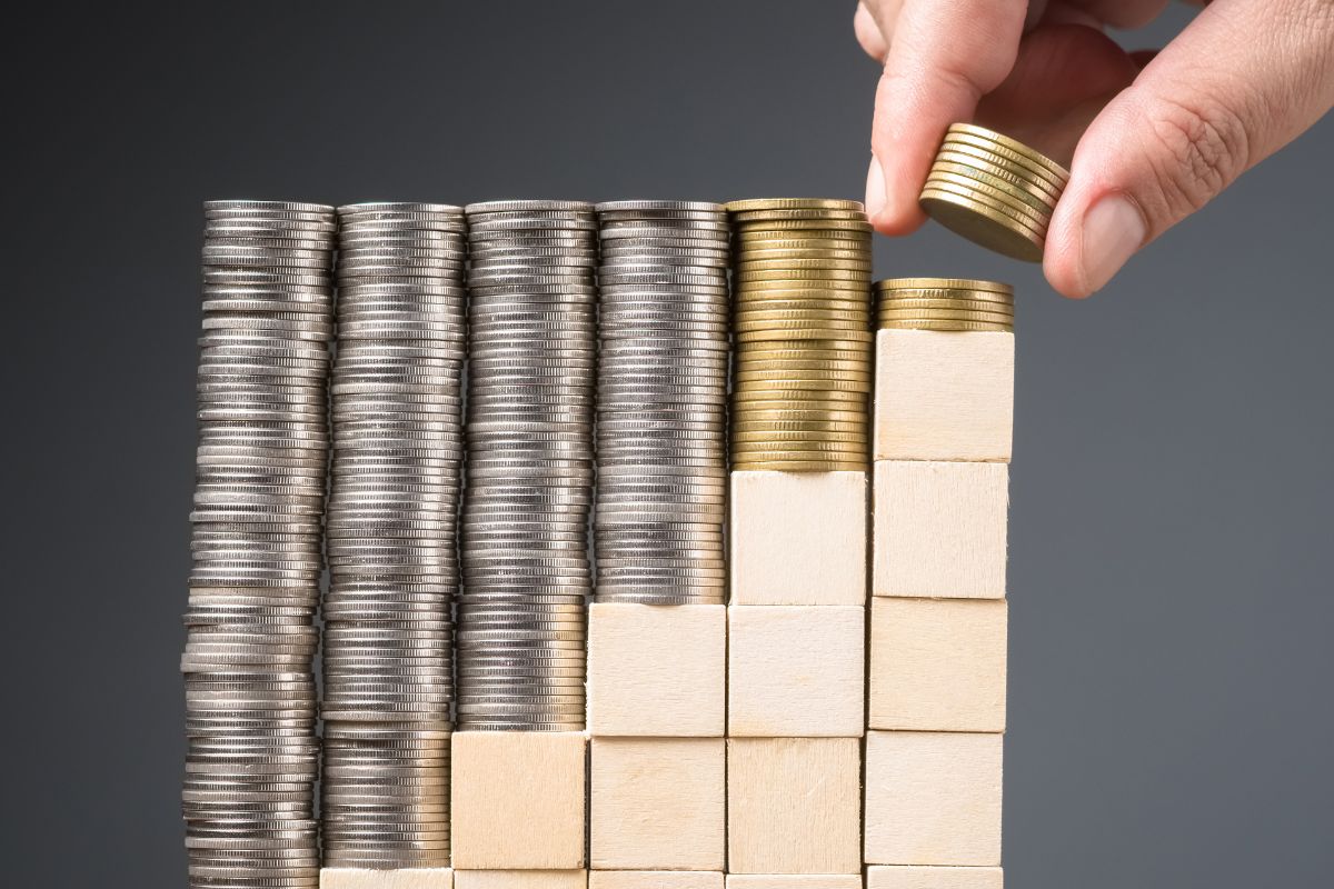 A picture of someone investing their money.