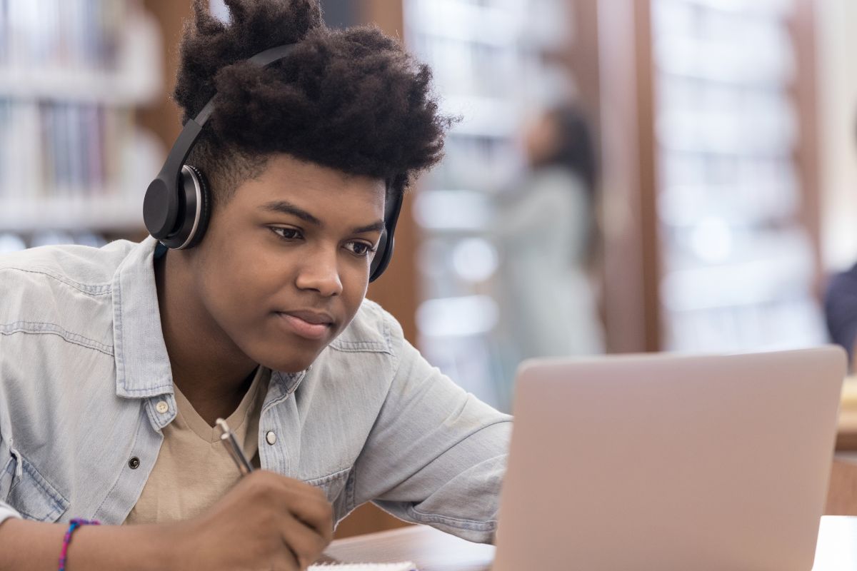 A picture of a teen studying.