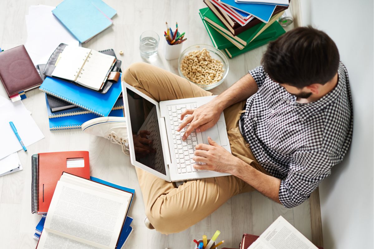 A picture of a teen researching.