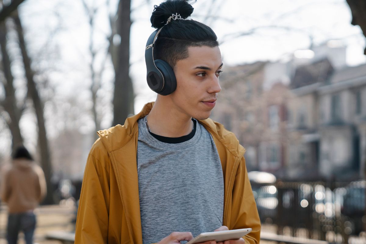 A picture of a teen walking.
