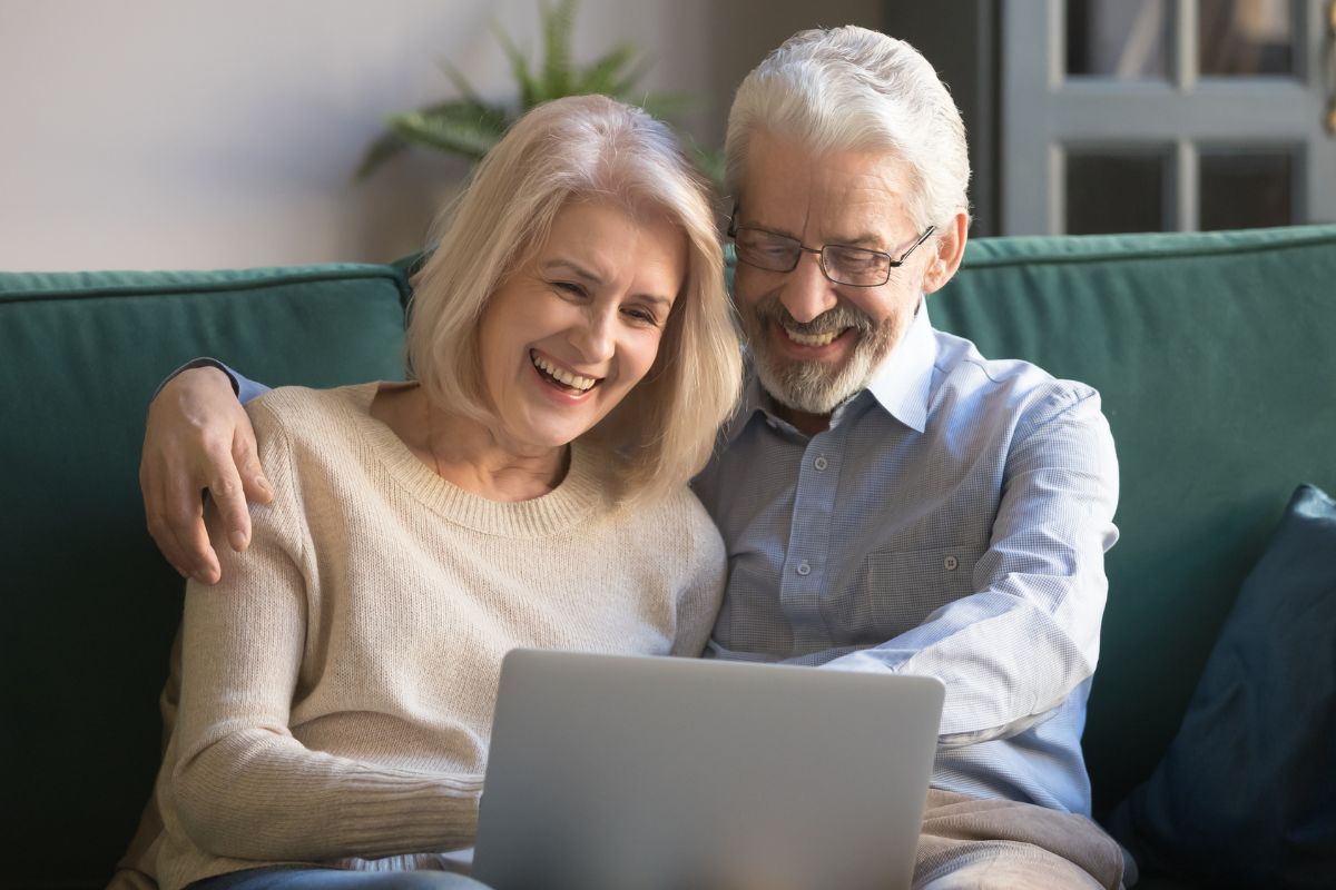 A picture of an elderly couple.