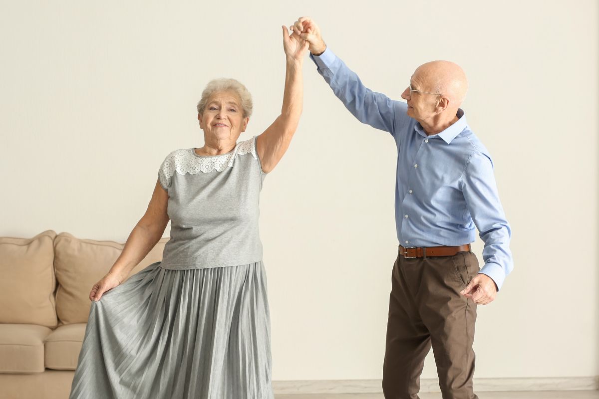 A picture of an elderly couple dancing.