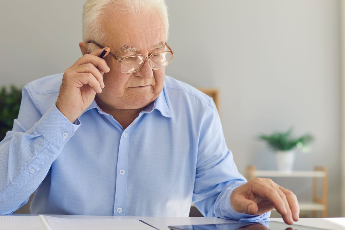 A picture of an elderly man looking at something.